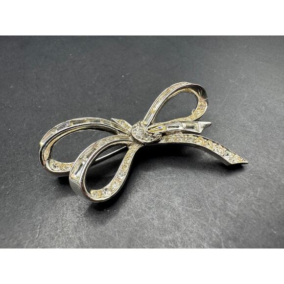 Vtg Marcel Boucher Bow Brooch Pin SIlver Tone Emerald Cut and Round Crystal 5266 - Picture 6 of 10